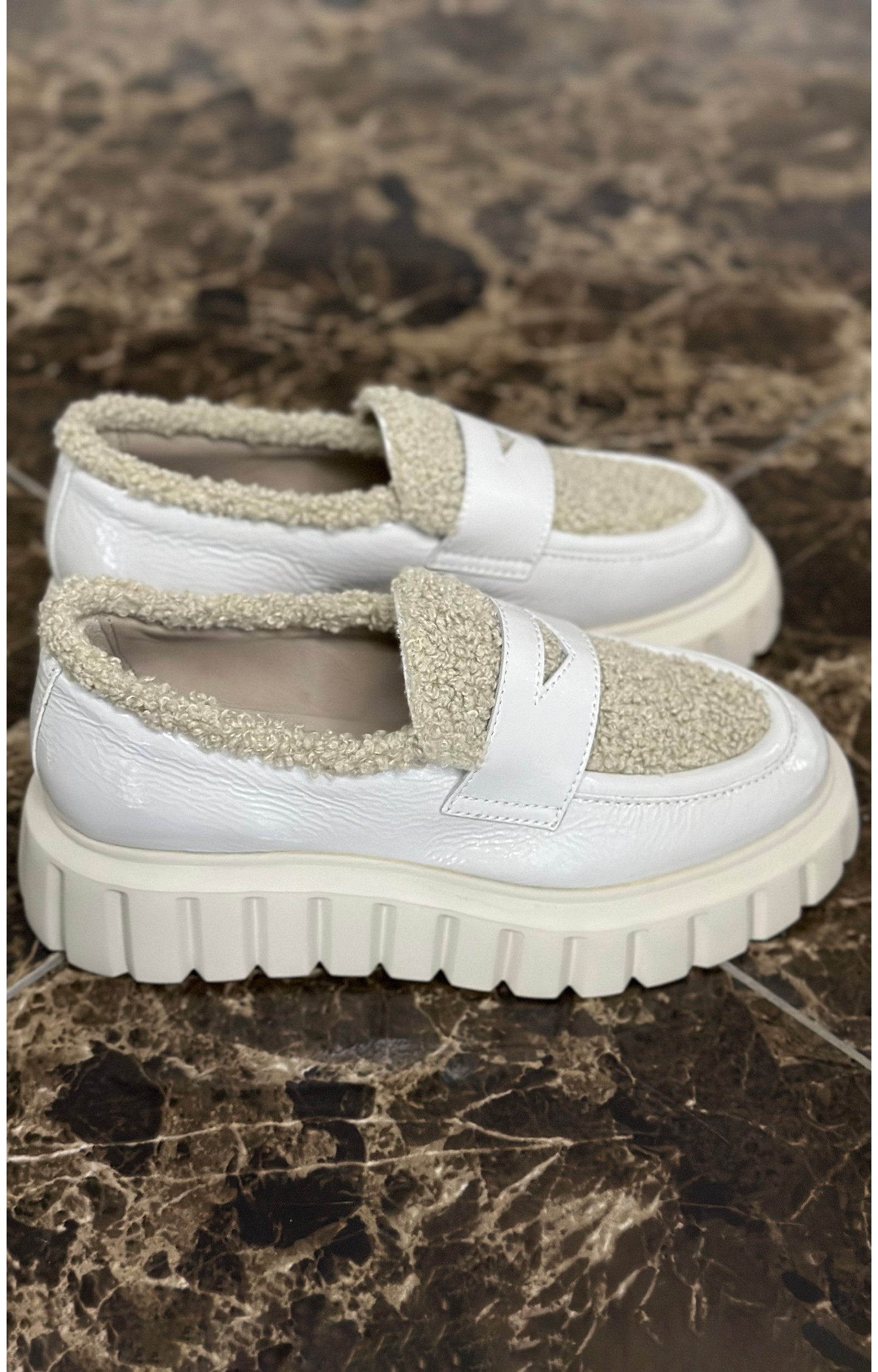 Лаковые лоферы