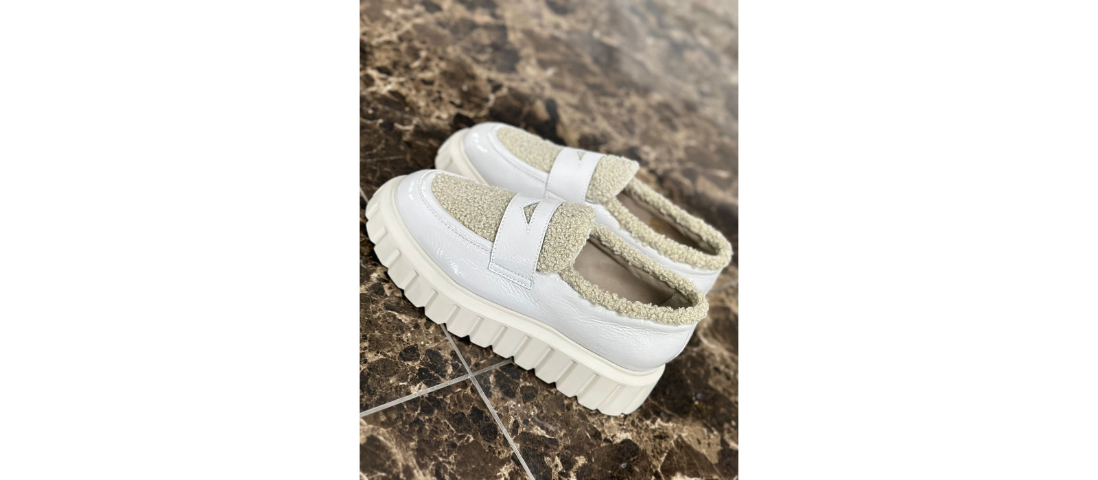 Лаковые лоферы