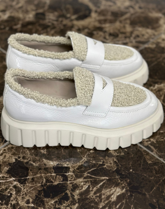 Лаковые лоферы