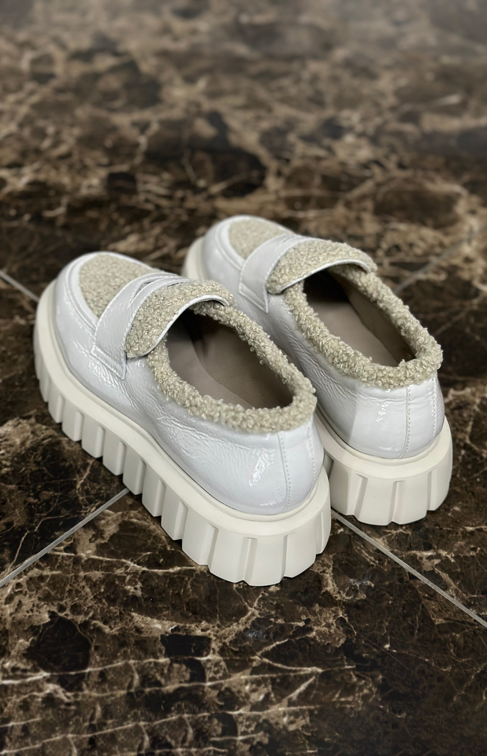 Лаковые лоферы