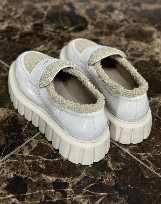 Лаковые лоферы