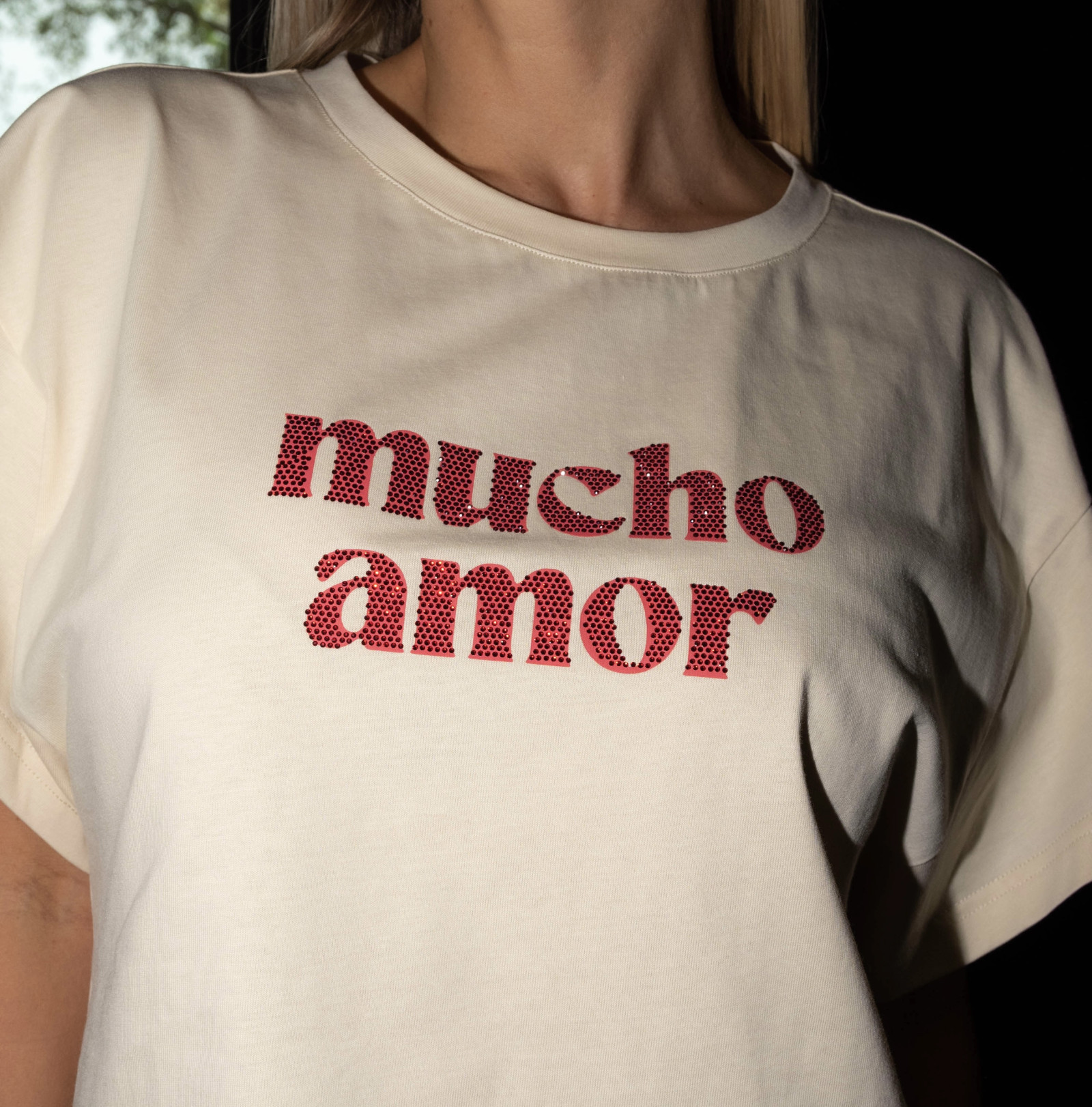 Футболка с надписью из страз