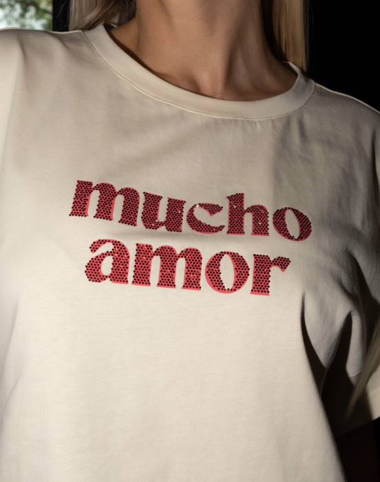 Футболка с надписью из страз