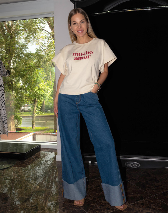 Футболка с надписью из страз