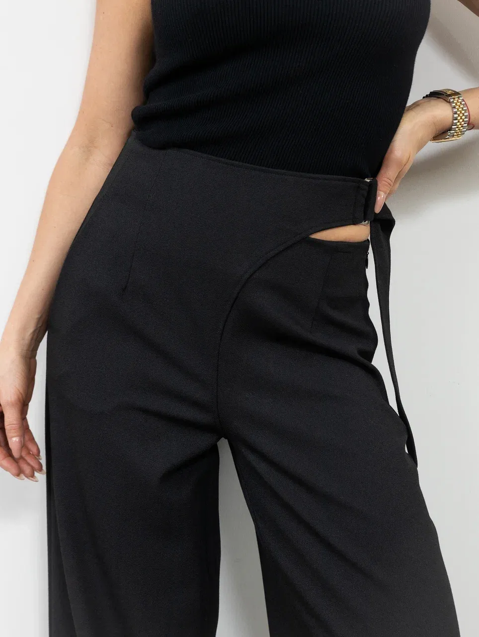 Брюки с вырезом в костюмной ткани