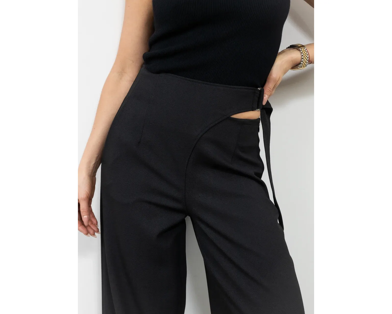 Брюки с вырезом в костюмной ткани