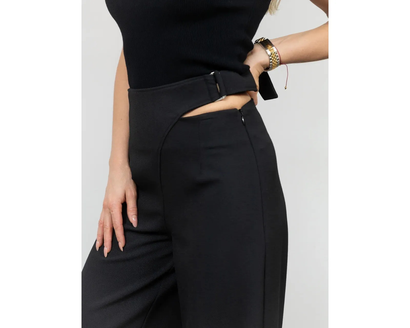 Брюки с вырезом в костюмной ткани