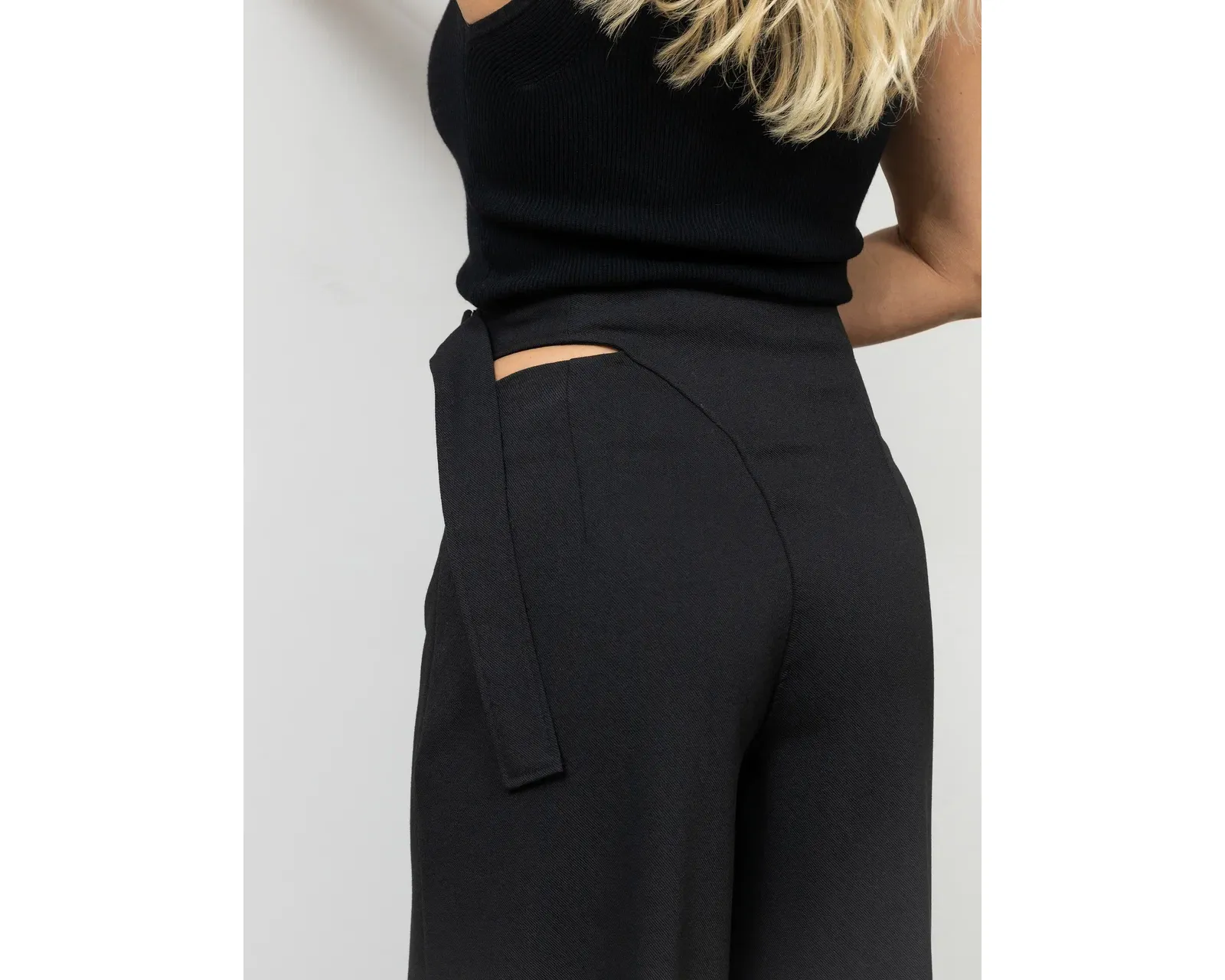 Брюки с вырезом в костюмной ткани