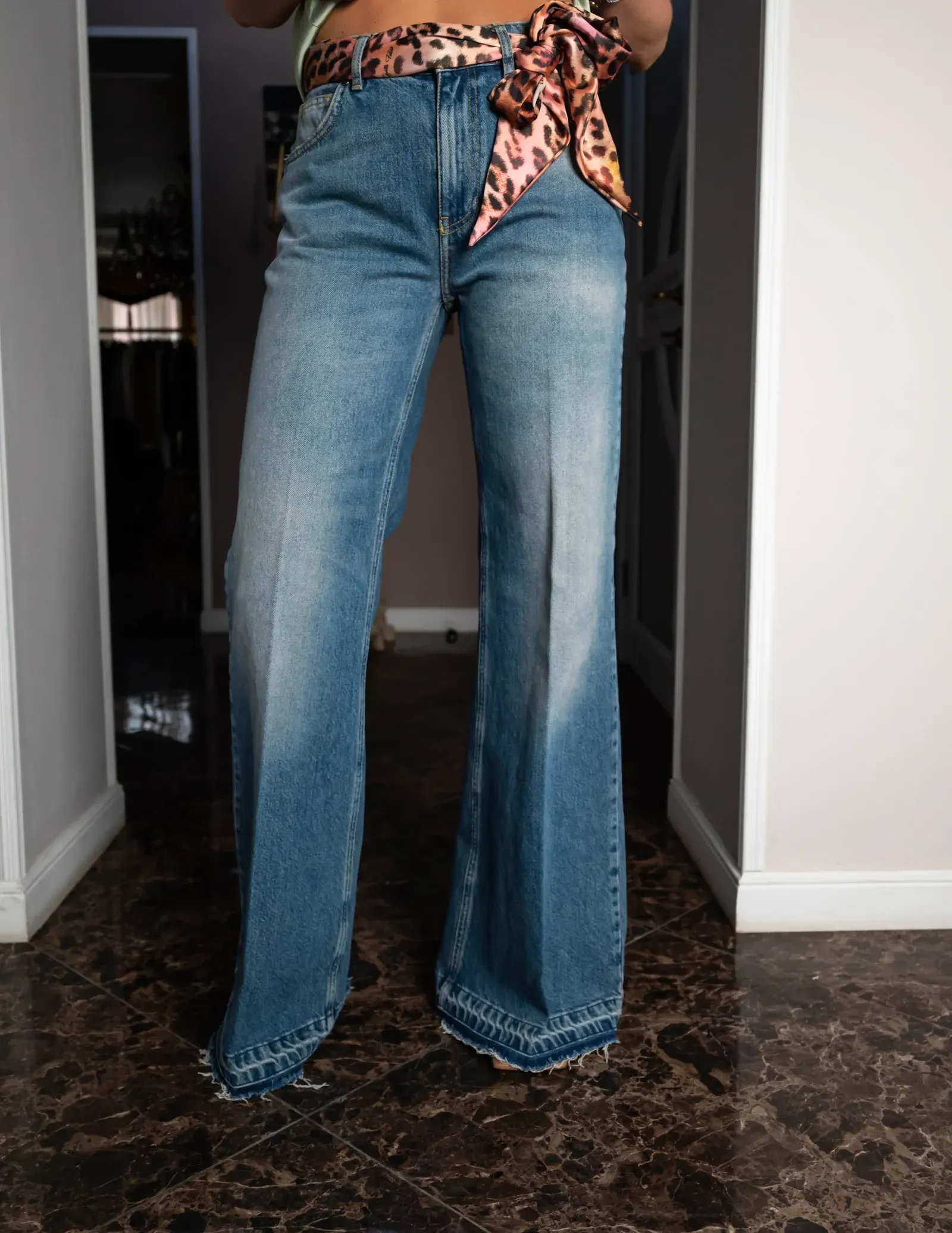 Джинсы с шелковым поясом