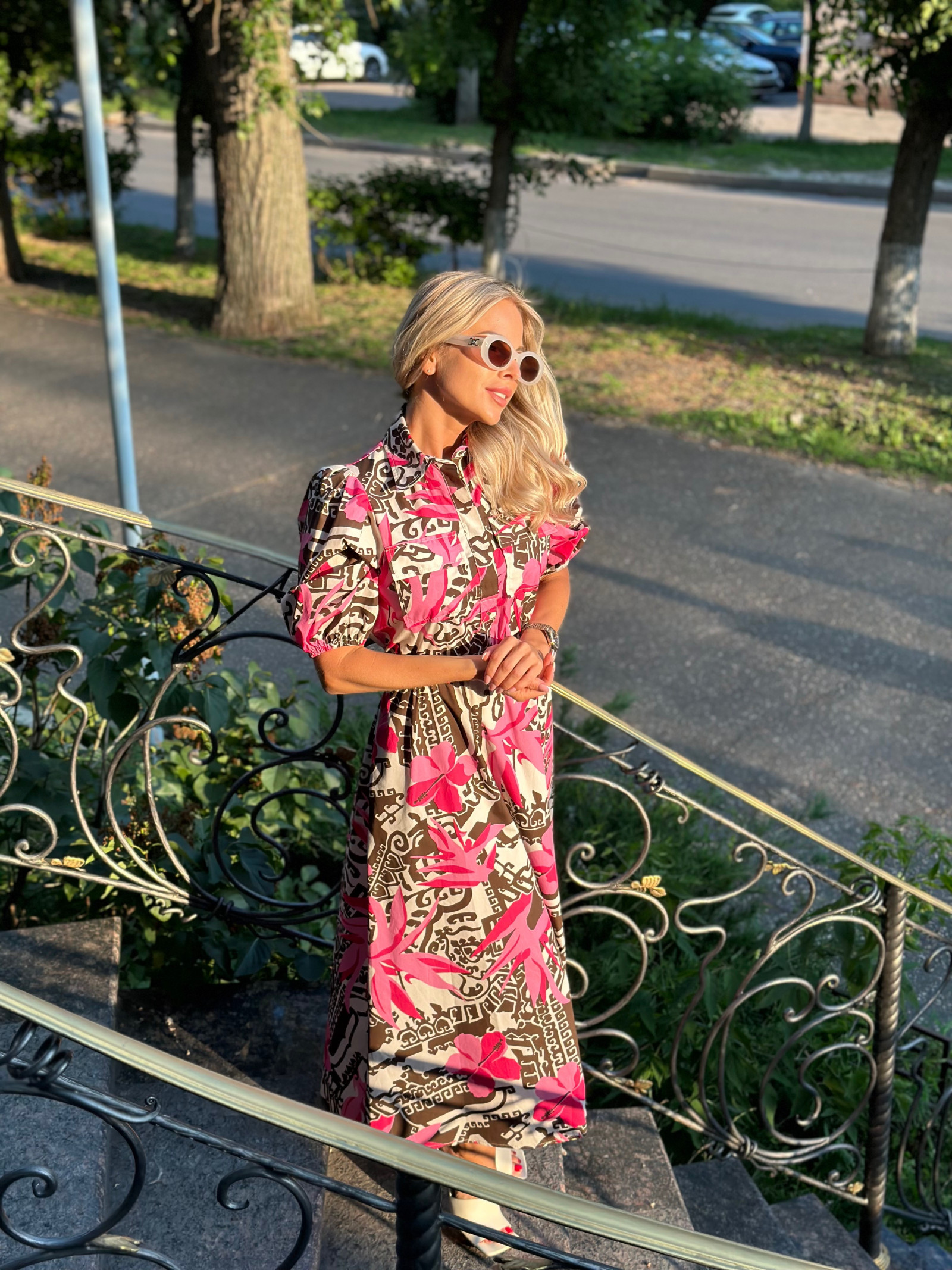 Платье в акцентном принте