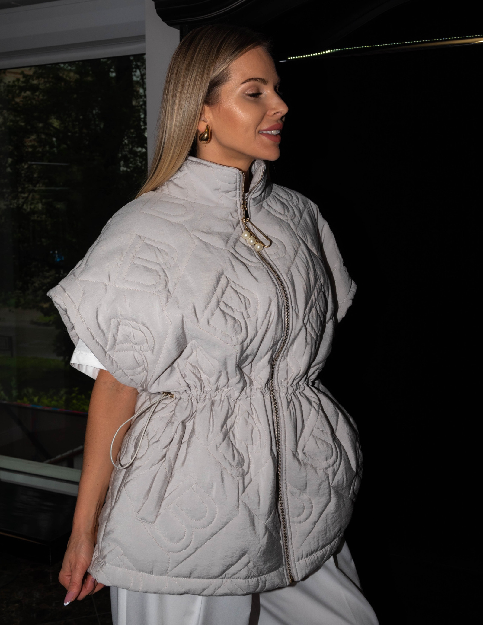 Жилет с логотипом бренда