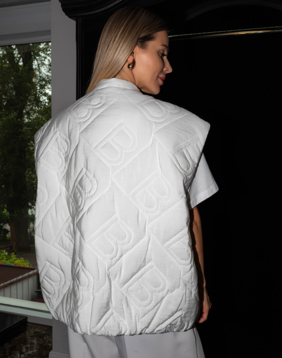 Жилет с логотипом бренда