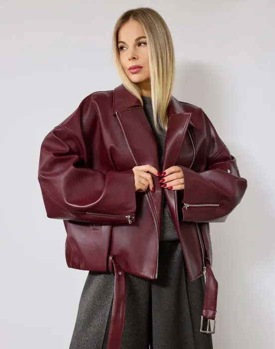 Куртка из эко-кожи в цвете Бургундия - фото - 7