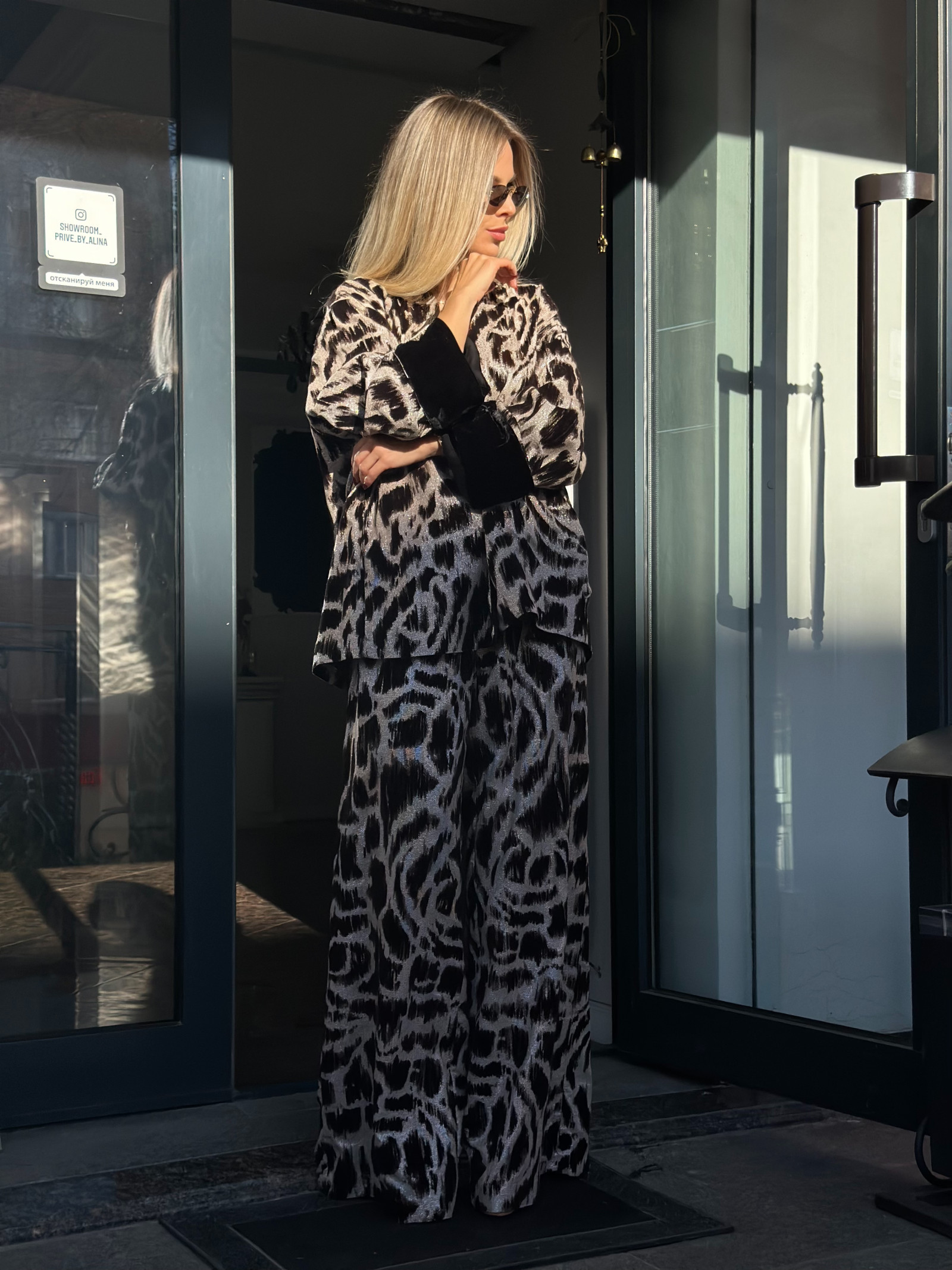 Костюм в животном принте с бархатом и люрексом