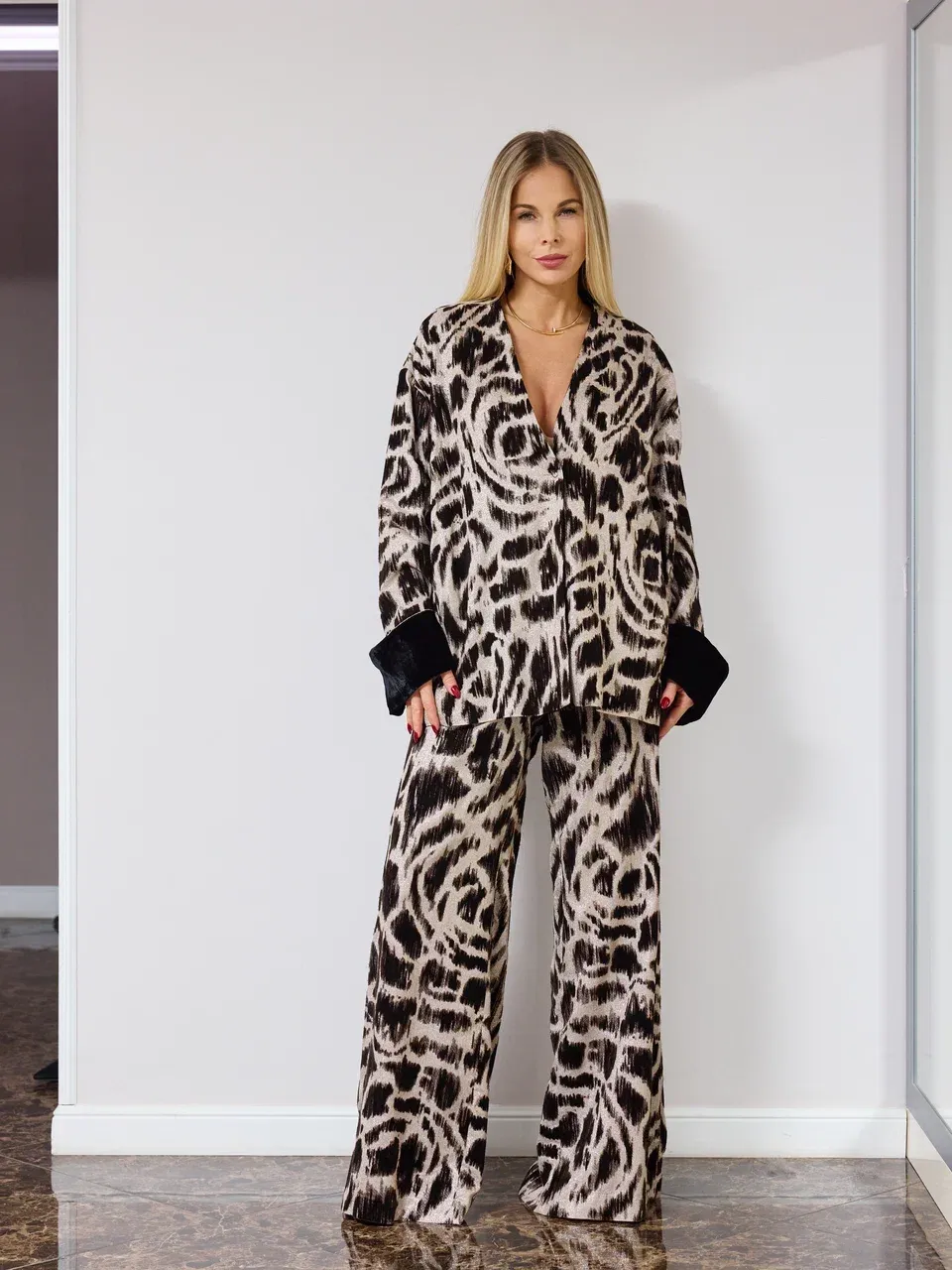 Костюм в животном принте с бархатом и люрексом