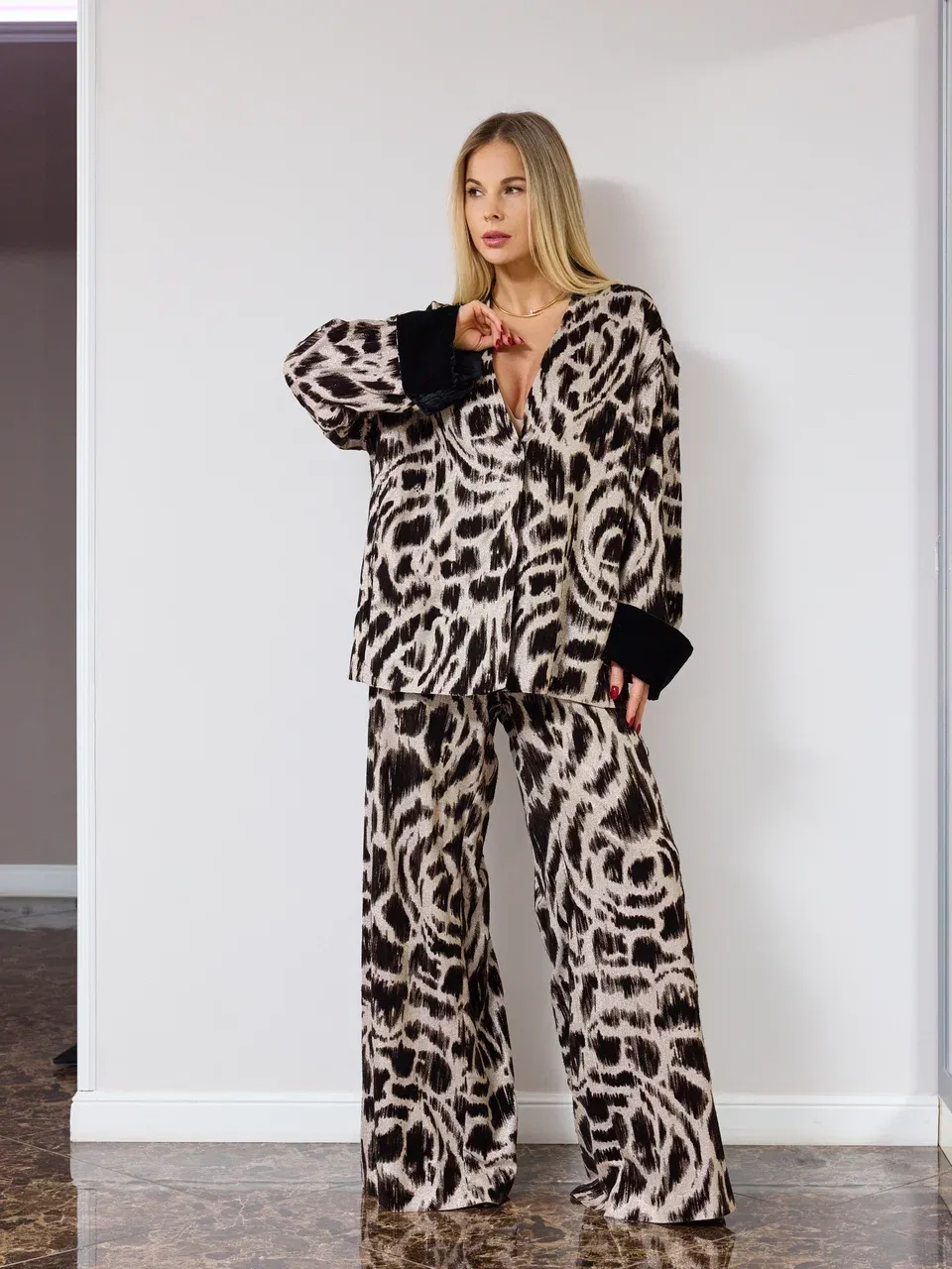 Костюм в животном принте с бархатом и люрексом