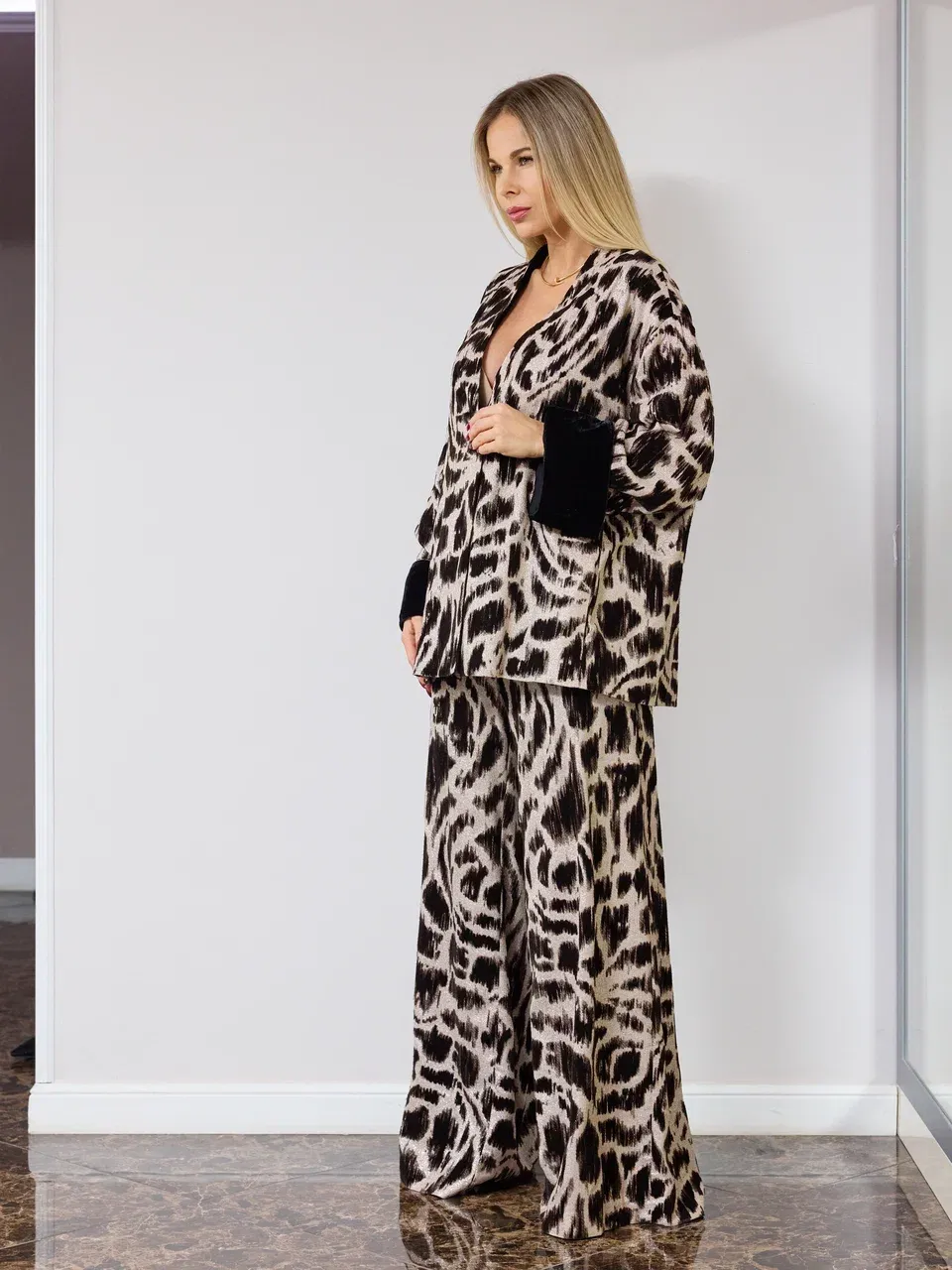 Костюм в животном принте с бархатом и люрексом