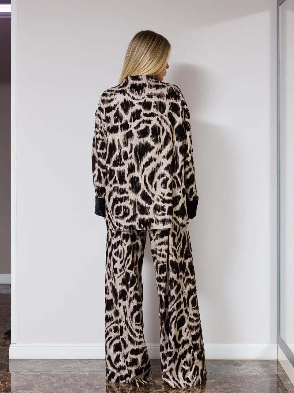 Костюм в животном принте с бархатом и люрексом