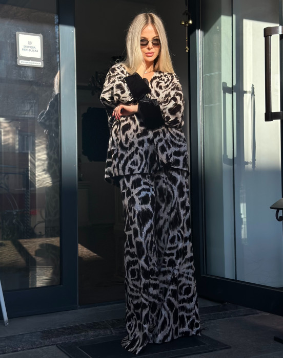 Костюм в животном принте с бархатом и люрексом