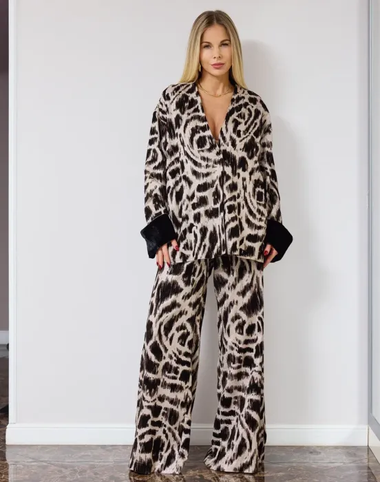 Костюм в животном принте с бархатом и люрексом