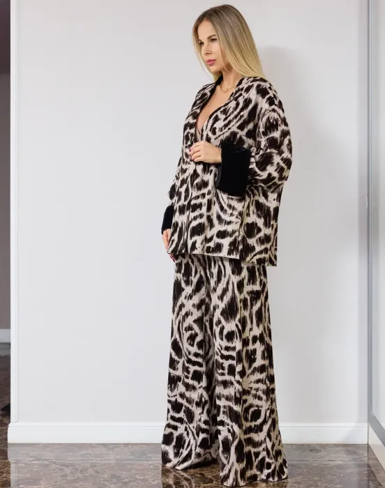Костюм в животном принте с бархатом и люрексом
