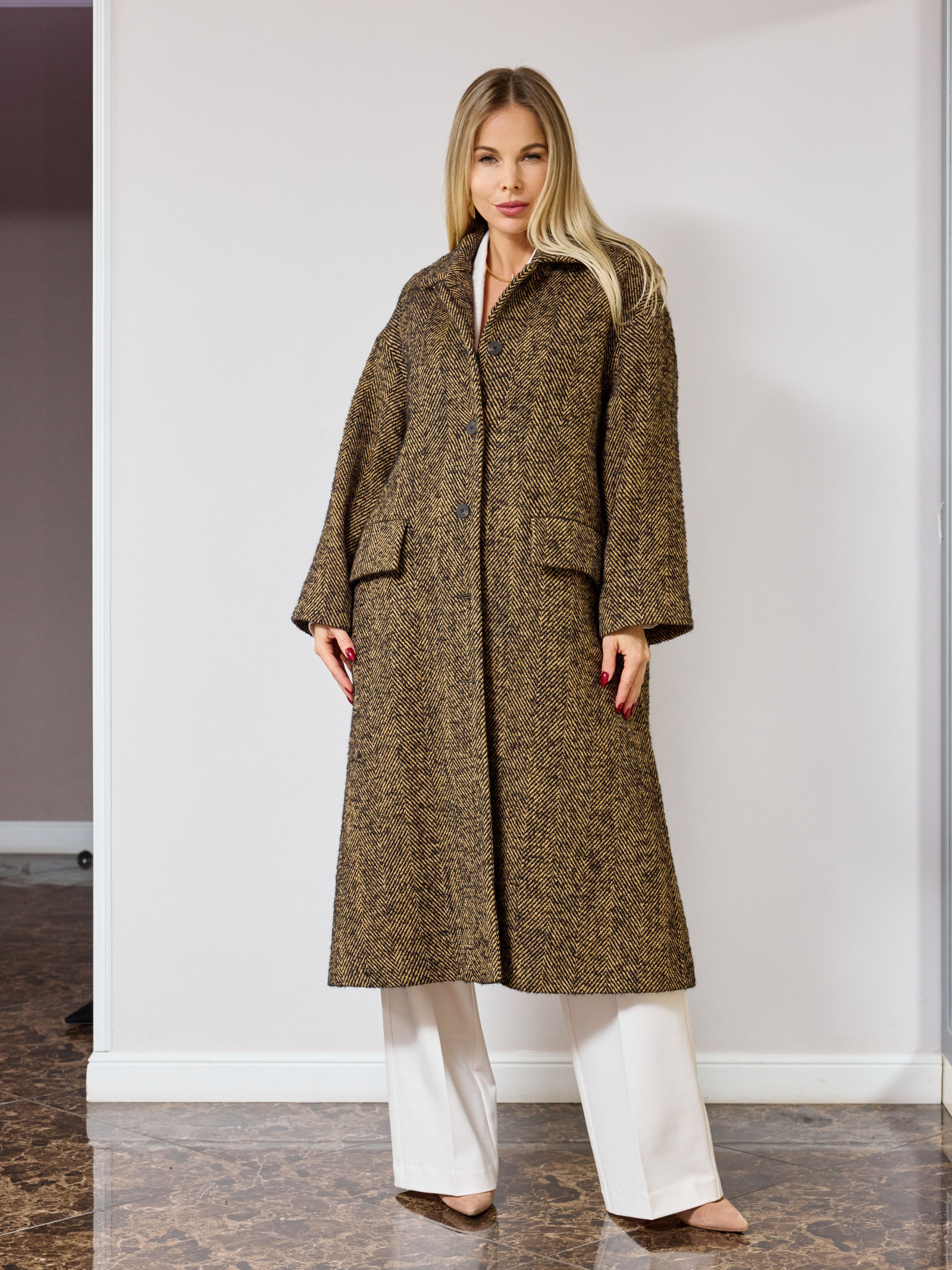 Шерстяное пальто в твидовом исполнении