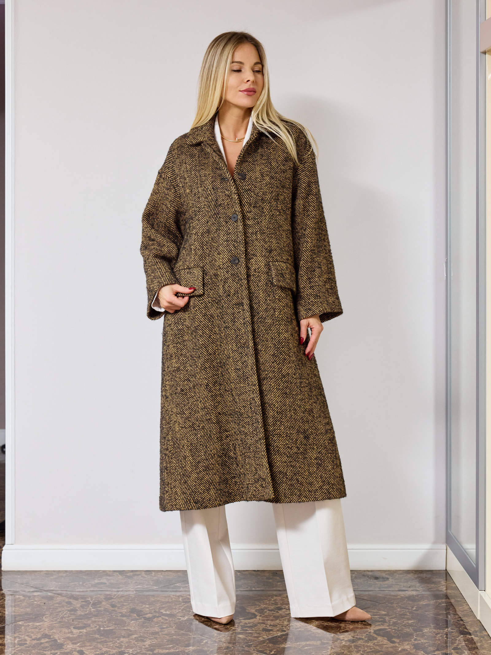 Шерстяное пальто в твидовом исполнении