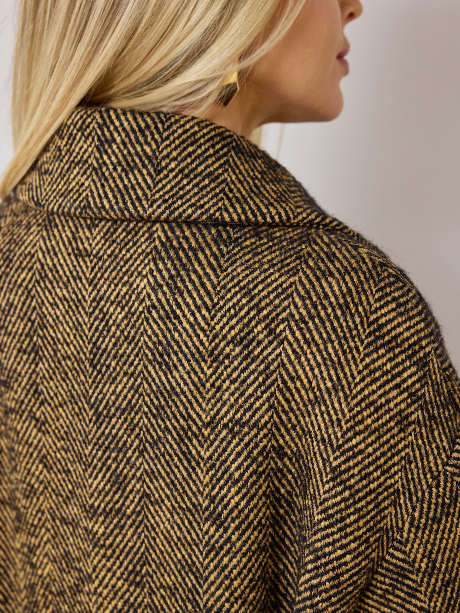 Шерстяное пальто в твидовом исполнении