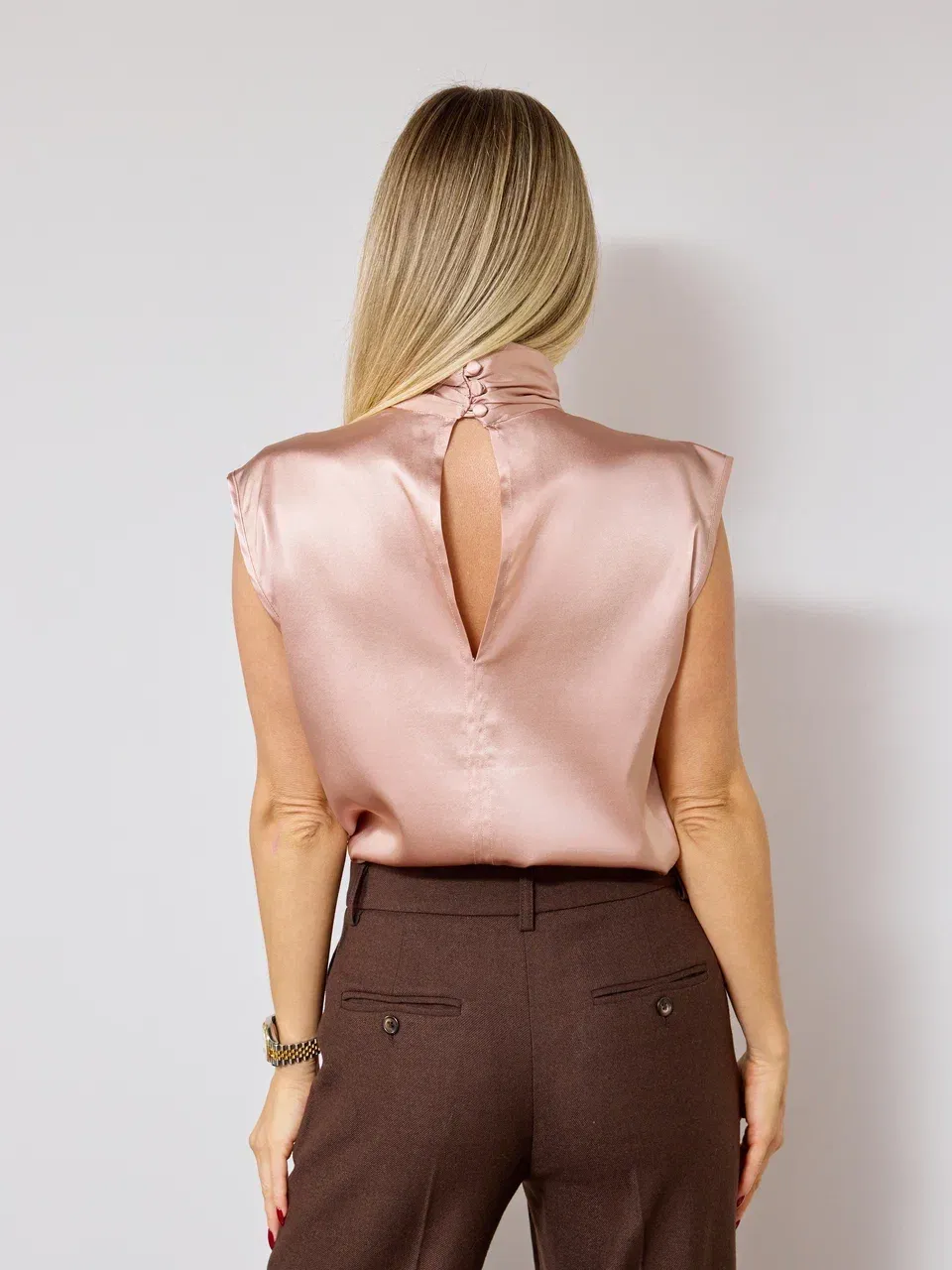 Блуза без рукавов со стойкой