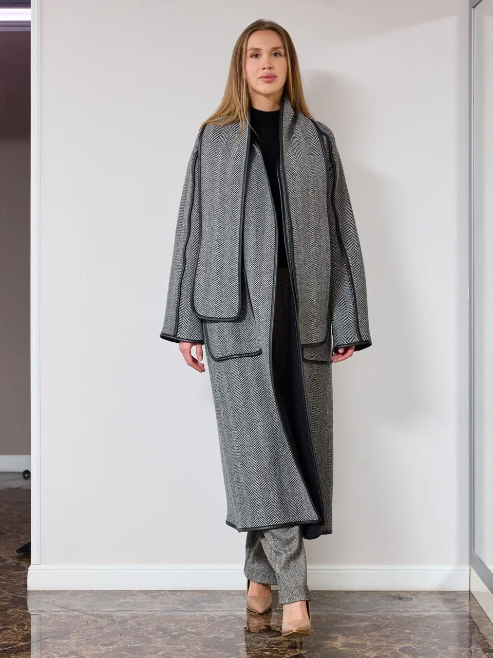 Стильное пальто с шарфом и кантом