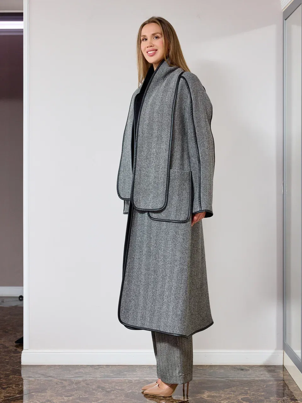 Стильное пальто с шарфом и кантом