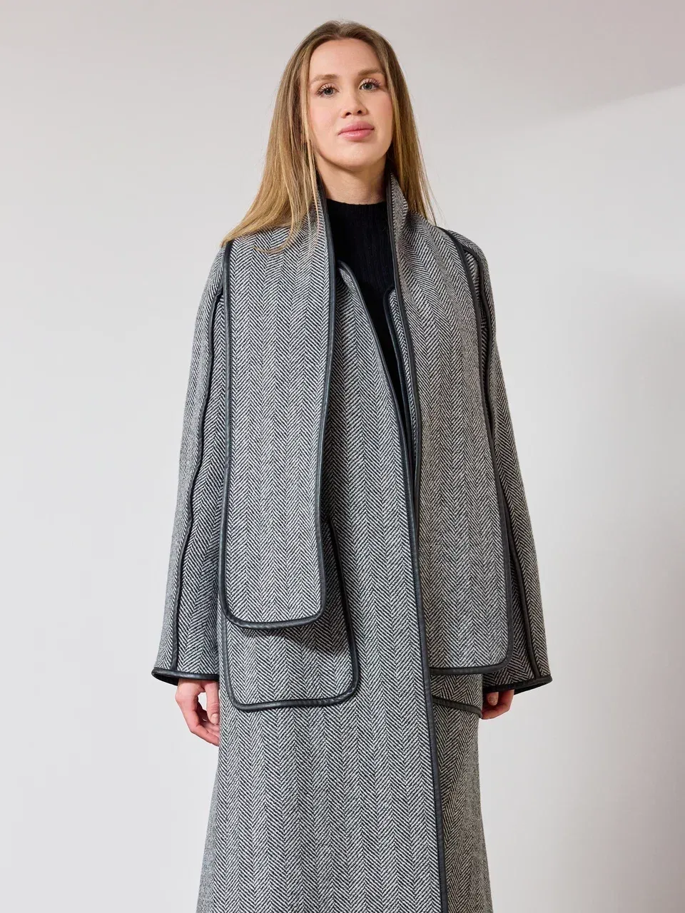 Стильное пальто с шарфом и кантом