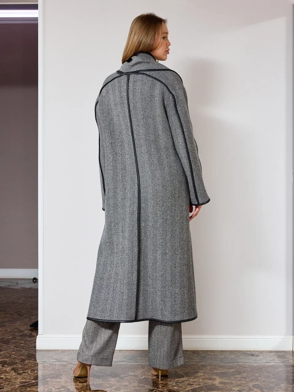 Стильное пальто с шарфом и кантом