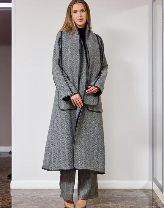 Стильное пальто с шарфом и кантом