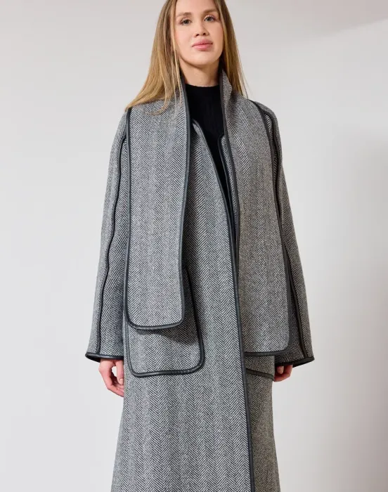 Стильное пальто с шарфом и кантом