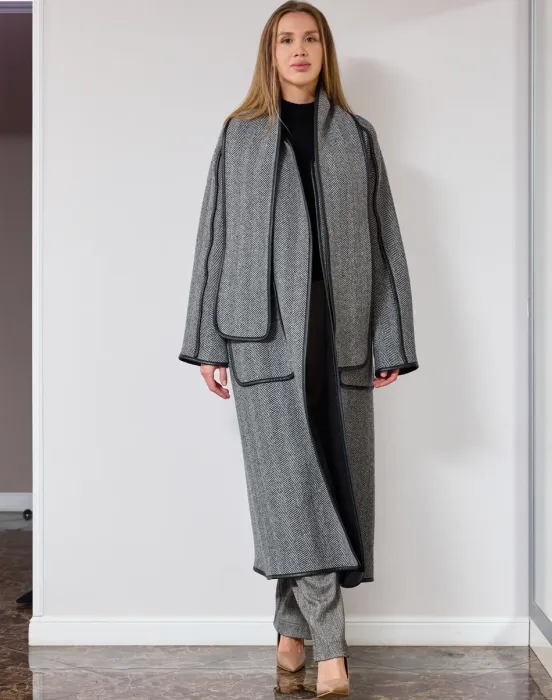 Стильное пальто с шарфом и кантом