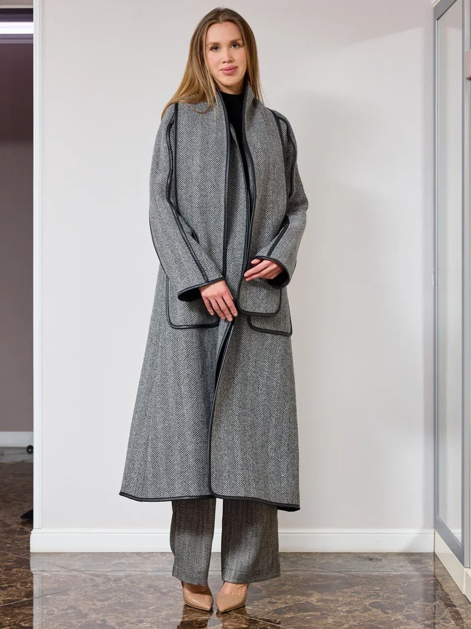 Стильное пальто с шарфом и кантом