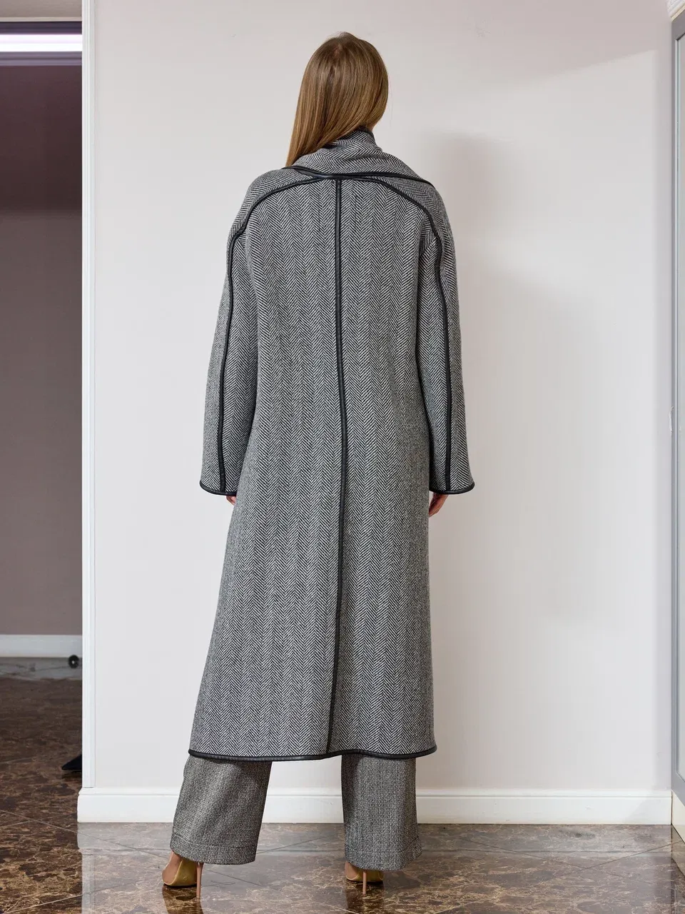 Стильное пальто с шарфом и кантом