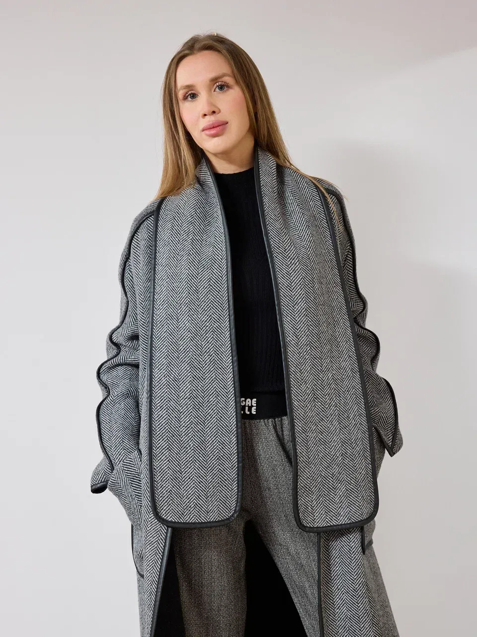 Стильное пальто с шарфом и кантом