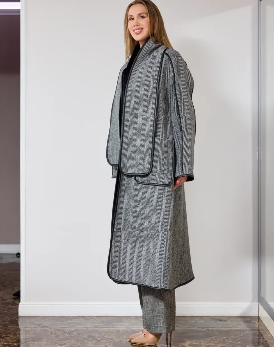 Стильное пальто с шарфом и кантом