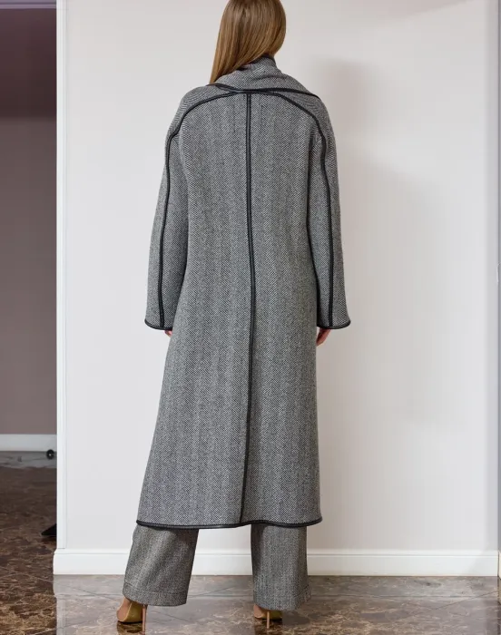 Стильное пальто с шарфом и кантом