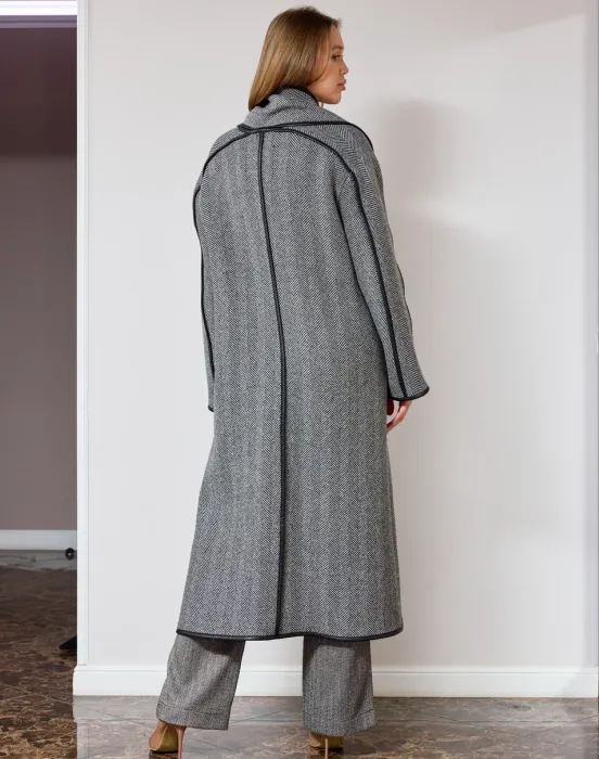 Стильное пальто с шарфом и кантом