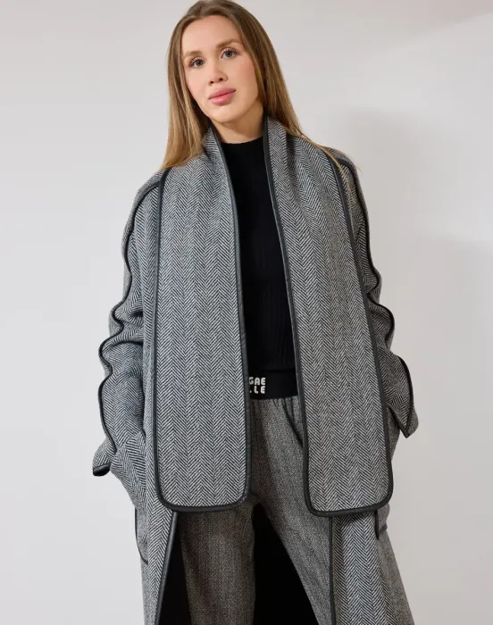 Стильное пальто с шарфом и кантом