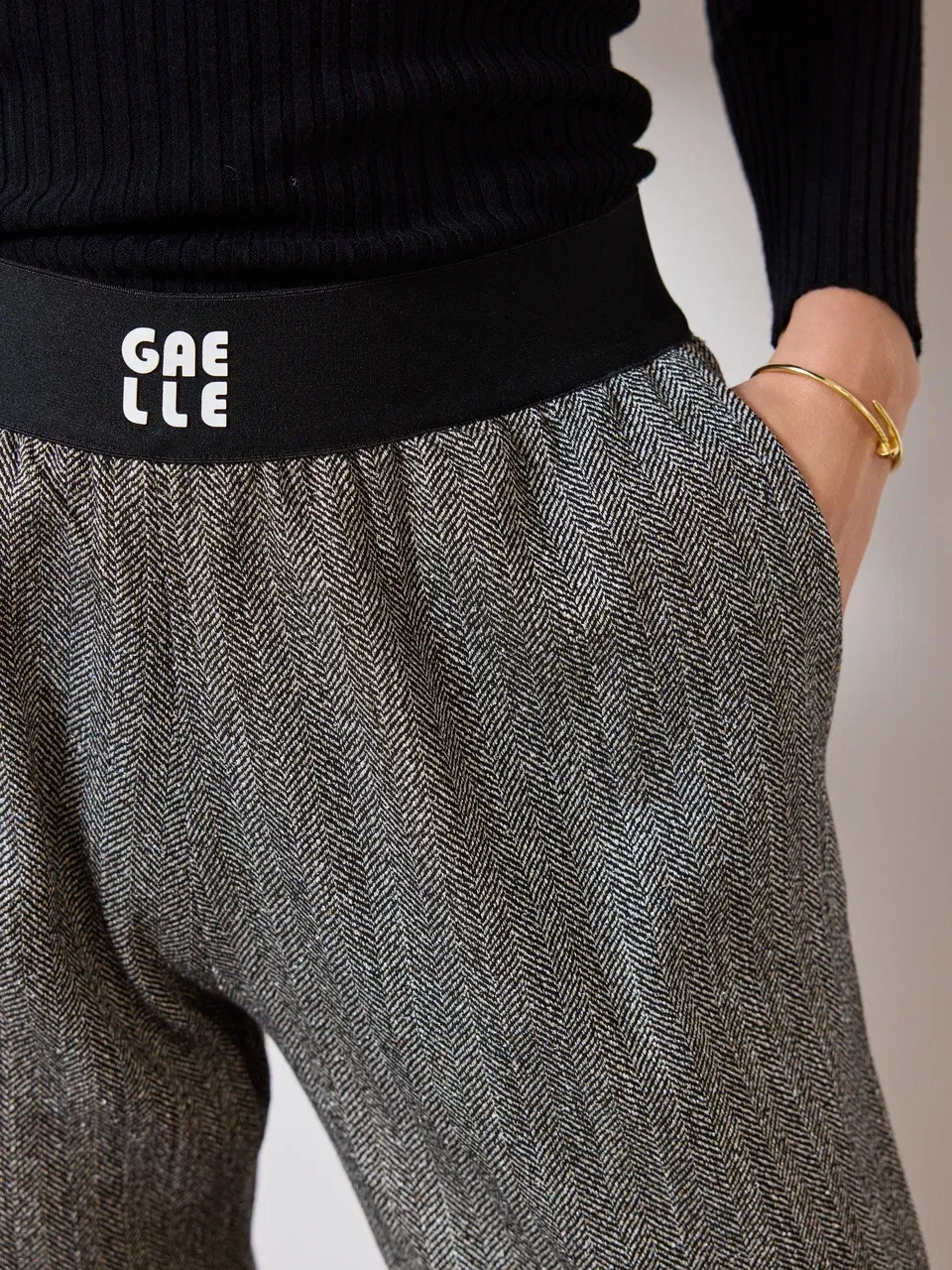 Брюки на резинке в расцветке ткани «елочка»