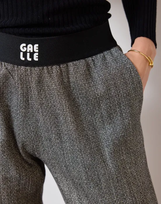 Брюки на резинке в расцветке ткани «елочка»