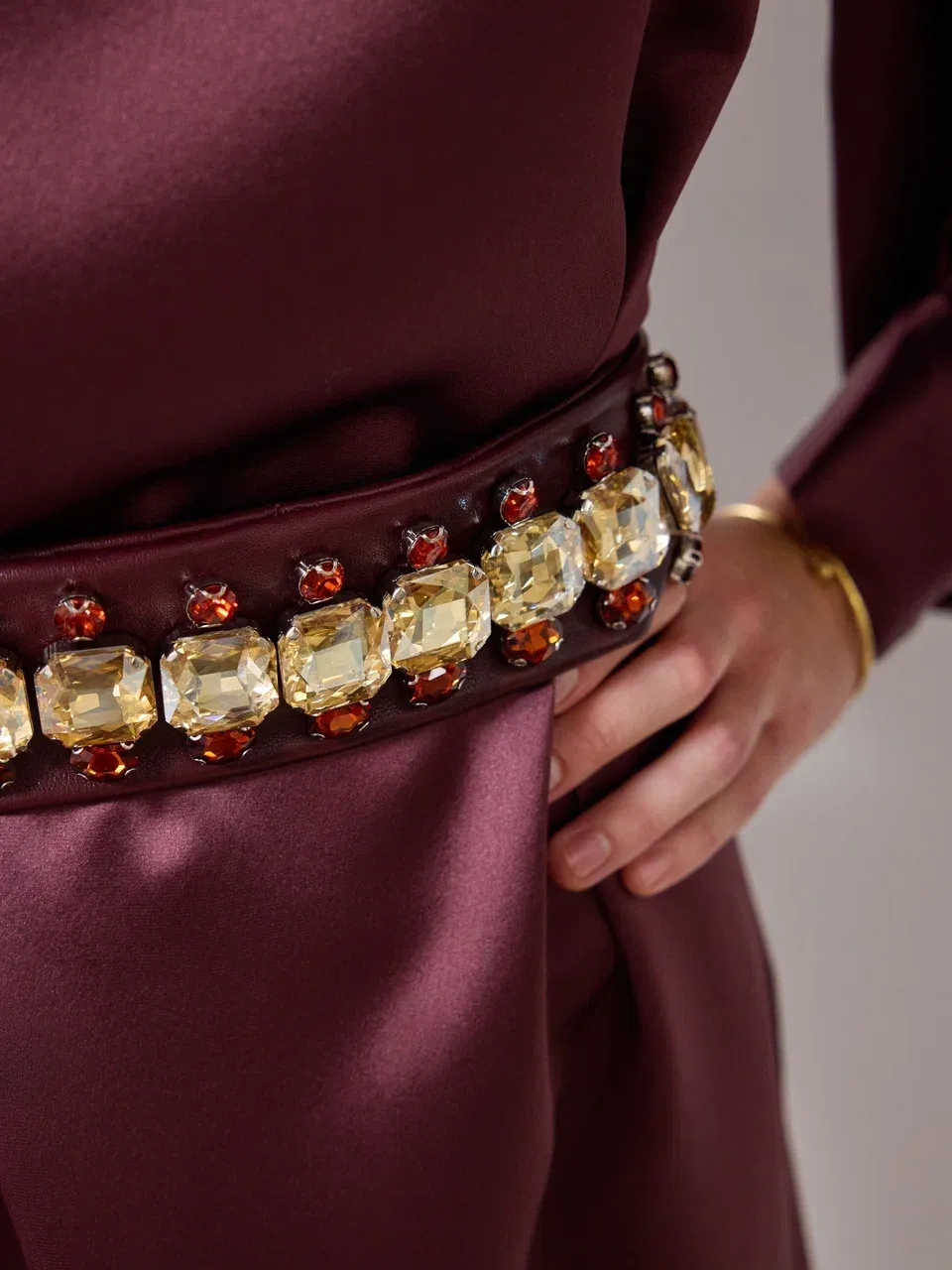 Вечернее платье с поясом из кристаллов