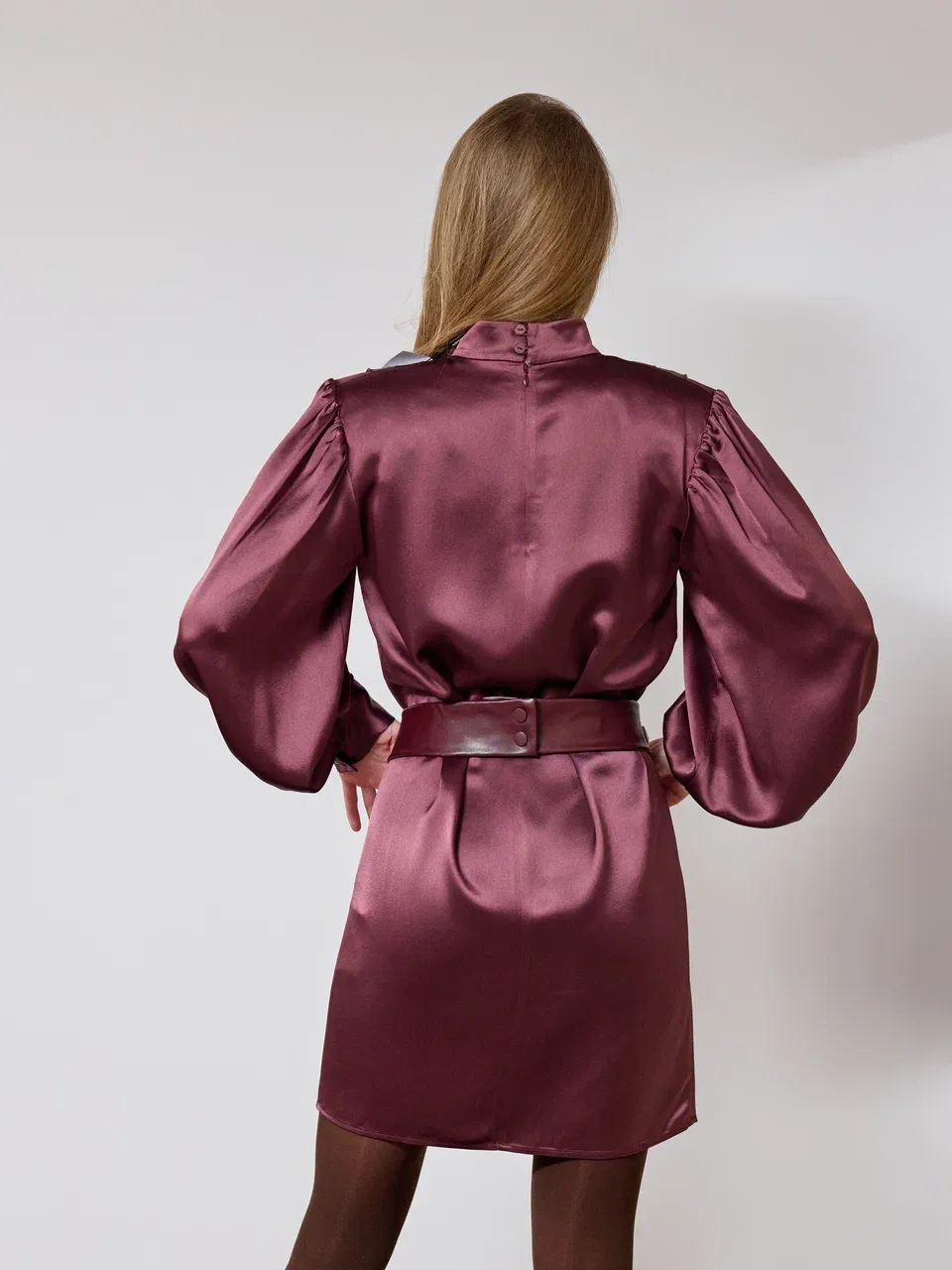 Вечернее платье с поясом из кристаллов