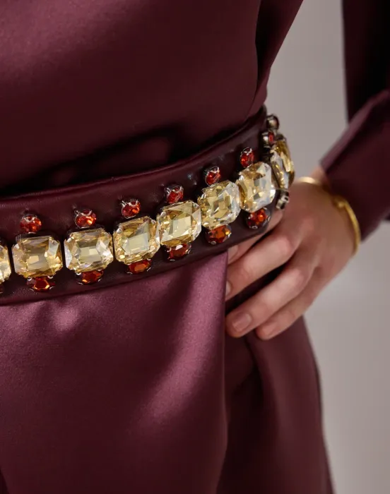 Вечернее платье с поясом из кристаллов