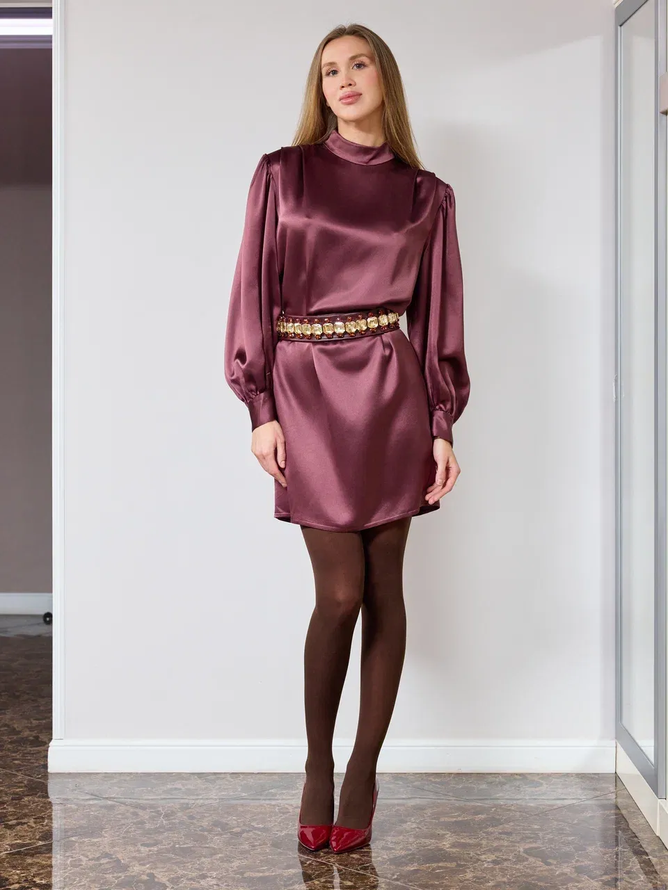 Вечернее платье с поясом из кристаллов