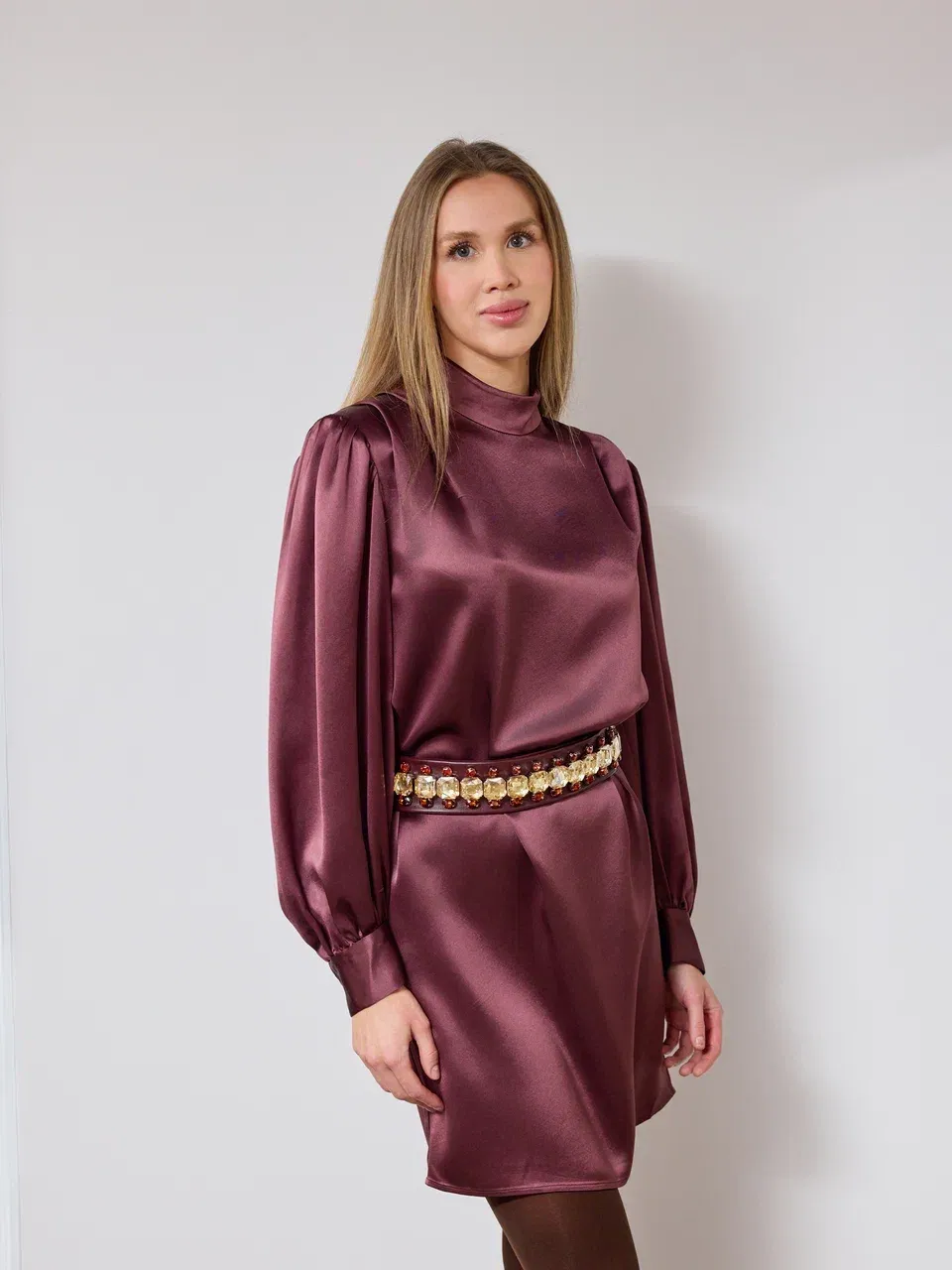 Вечернее платье с поясом из кристаллов